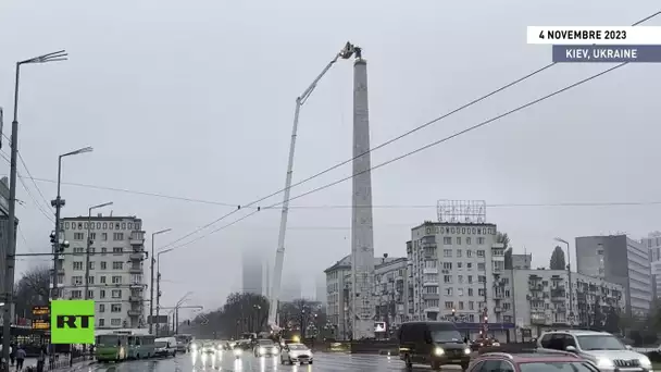 🇺🇦  Les autorités de Kiev commencent à démonter l'étoile de trois mètres de l'obélisque soviétique