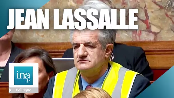2018 : Jean Lassalle en gilet jaune à l'Assemblée Nationale | Archive INA