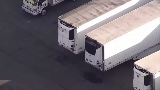 Coronavirus: à New York, des camions frigorifiques utilisés pour stocker des corps