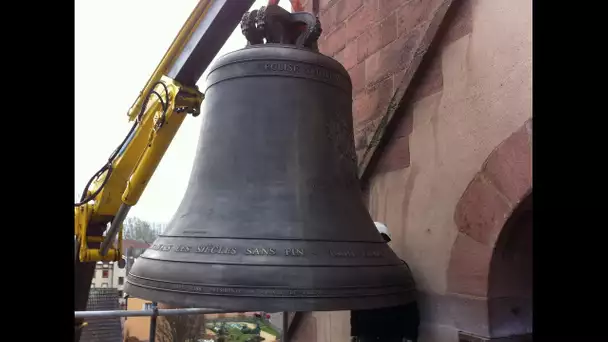 Installation du bourdon dans le clocher de l&#039;église de Turckheim