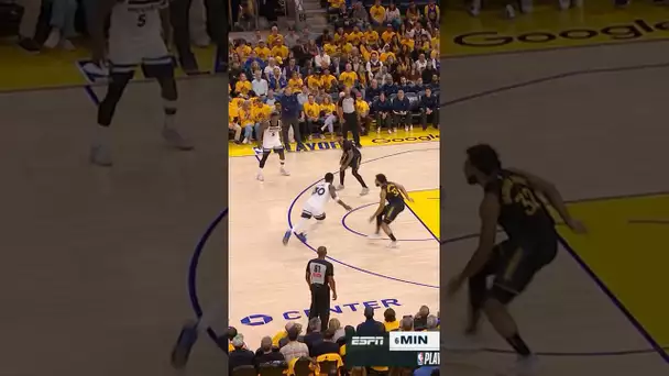 Julius Randle muscles his way in for the bucket!
