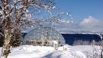Cette famille a décidé de vivre en Arctique sous un dôme magnifique