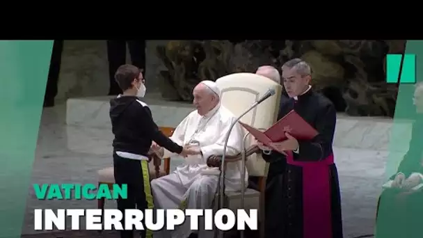 Face au pape François, ce garçon tente d'attraper sa calotte