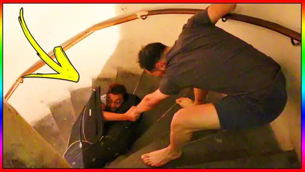 J'ENFERME MOMO DANS UNE VALISE ET JE LE JETTE DANS LES ESCALIERS !!