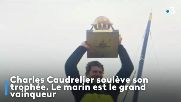Charles Caudrelier soulève son trophée. Le marin est le grand vainqueur de l'Arkéa Ultim Challenge