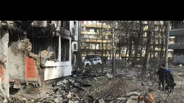 Ukraine : après le bombardement de leur immeuble, ces habitants qui sauvent ce qui peut l'être