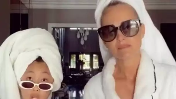 Jade Hallyday vêtue d’une serviette de bain et cocktail à la main : cette vidéo déconcertante