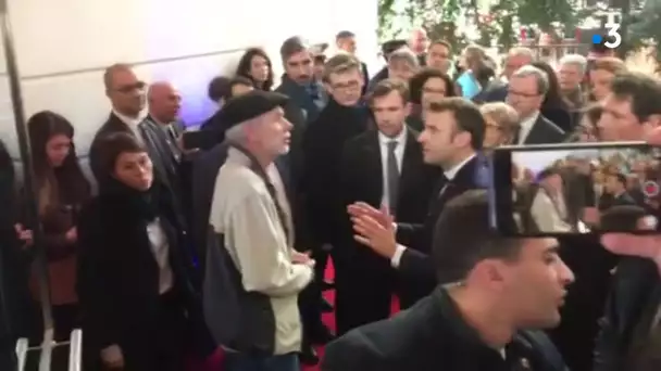 Un enseignant béarnais interpelle Emmanuel Macron à Pau