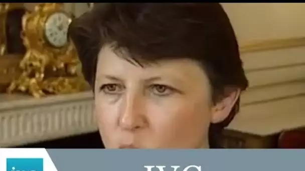 Martine Aubry annonce un assouplissement de la loi pour l'IVG - Archive INA