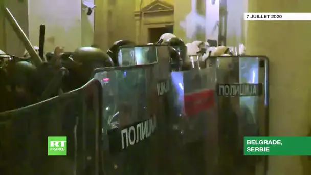 Belgrade : des manifestants tentent de pénétrer dans le parlement après l’annonce du reconfinement