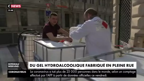 Un pharmacien parisien fabrique du gel hydroalcoolique en pleine rue