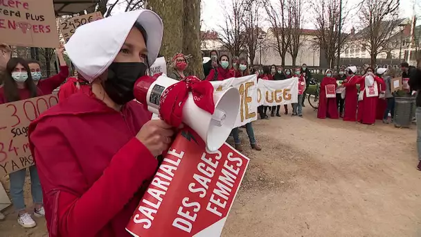 Grenoble : des sages-femmes habillées en servante écarlate manifestent contre leur précarité