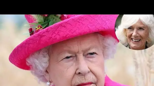 Elisabeth II “livide” : ce jour où elle découvre des clichés de Camilla en maillot de bain...