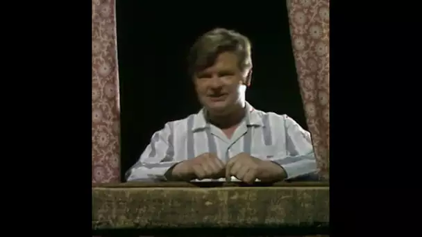 Benny Hill - Le voyeur