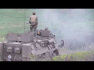 Des soldats français s'entraînent sur un champ de tir en Roumanie