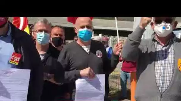 Aveyron : élus, citoyens du bassin et salariés ont symboliquement posé devant l’usine SAM de Viviez