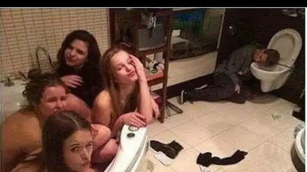 JE SURPREND KENNY AVEC 4 FILLES DANS LA DOUCHE