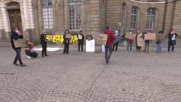 Concert de casseroles devant la mairie de Rennes pour dénoncer certains projets immobiliers