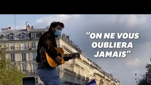 Samuel Paty: un homme chante un émouvant "Adieu monsieur le professeur" à Paris