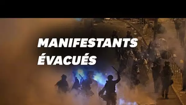 Hong Kong: évacuation musclée des manifestants par la police anti-émeutes