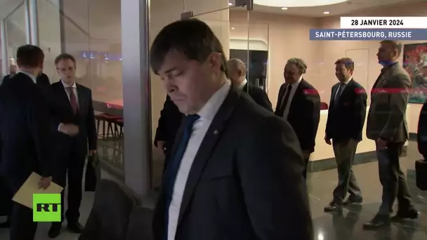 Poutine et Loukachenko assistent à un entraînement de hockey sur glace à SKA Arena