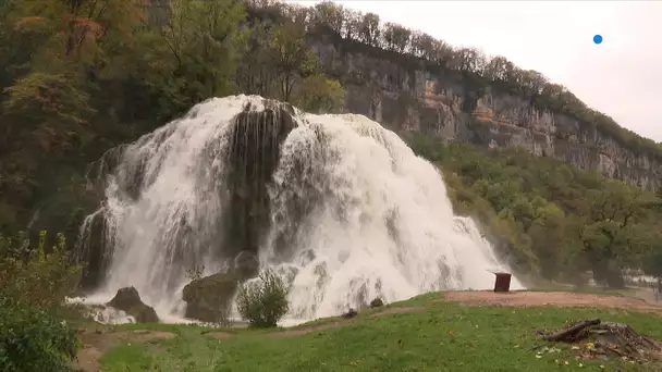 Le saisissant spectacle des cascades du Jura en crue