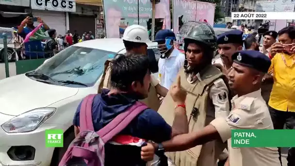 Inde : la police s’attaque aux manifestants étudiants à coups de bâton dans la ville de Patna