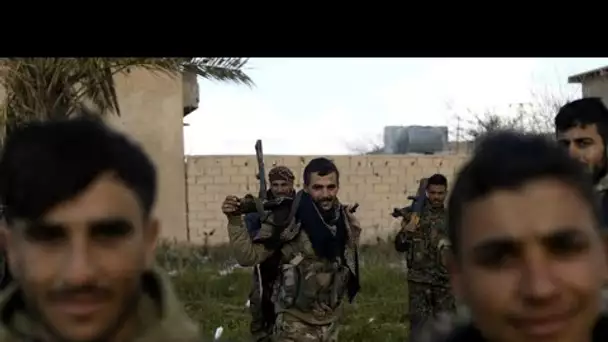 Des combattants du groupe EI se rendent aux forces arabo-kurdes à Baghouz, dans l'est de la Syrie