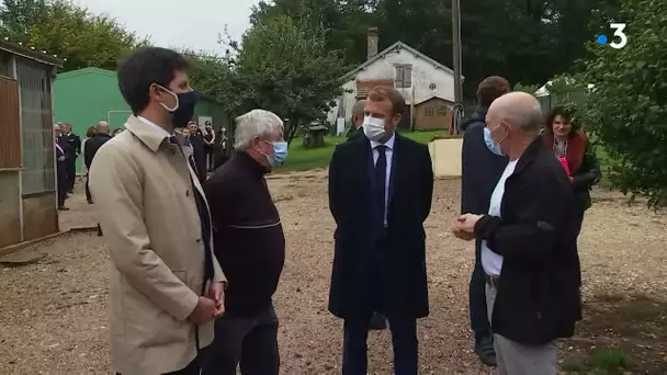 Emmanuel Macron visite un refuge de Gray (70) pour évoquer la loi sur la maltraitance animale