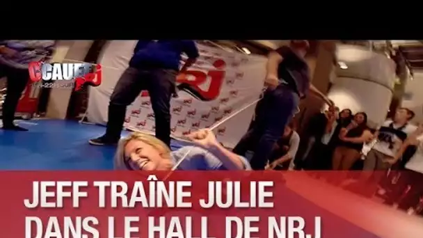 Jeff traîne Julie  dans le hall de NRJ - C’Cauet sur NRJ