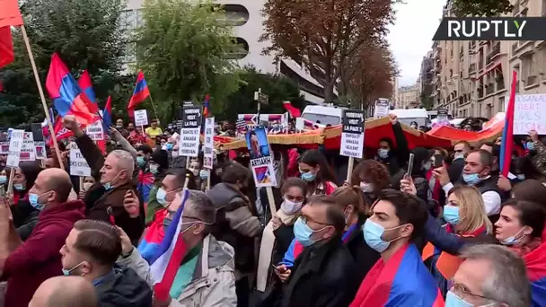 Des manifestants dénoncent le soutien d'Ankara à l'Azerbaïdjan devant l'ambassade de Turquie