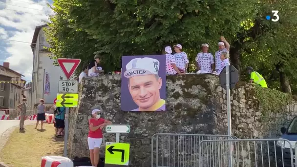 Le peloton du Tour de France à Saint-Léonard-de-Noblat pour un hommage à Poulidor