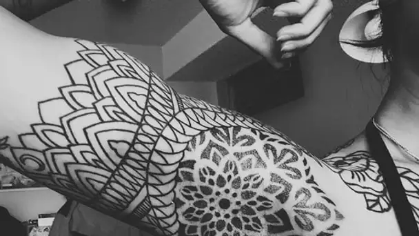 Succombez à la tendance actuelle : le tatouage sous l'aisselle !