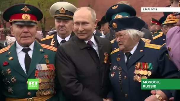 Vladimir Poutine salue des vétérans de la Seconde Guerre mondiale après le défilé