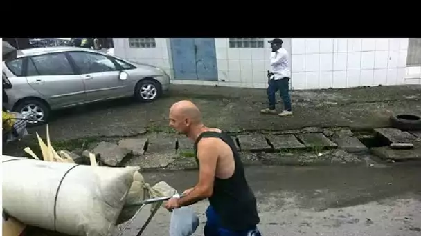 Ruiné par sa petite amie camerounaise, un Français devient pousseur a Douala