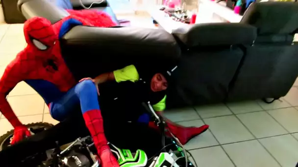 MOMO FAIT DE LA MOTO CROSS DANS LE SALON ! ON SE RETOURNE AVEC LA MOTO !