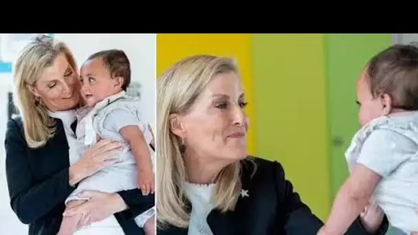 Rayonnante, Sophie, duchesse d'Édimbourg, regarde avec adoration bébé lors d'une visite à l'hospice