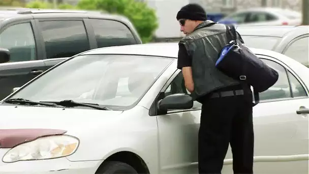 Il vole une voiture devant son propriétaire