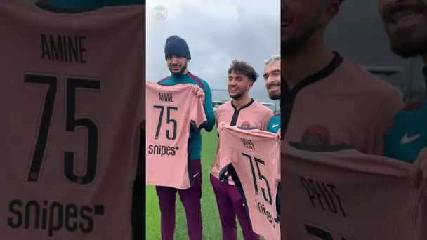 En visite au Campus PSG, ⁠@Aminematue, @inoxtag, Carlito et Pfut ont reçu le maillot Third ! ✊❤️💙