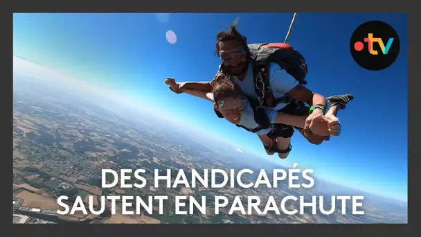 Des handicapés sautent en parachute, c'est possible