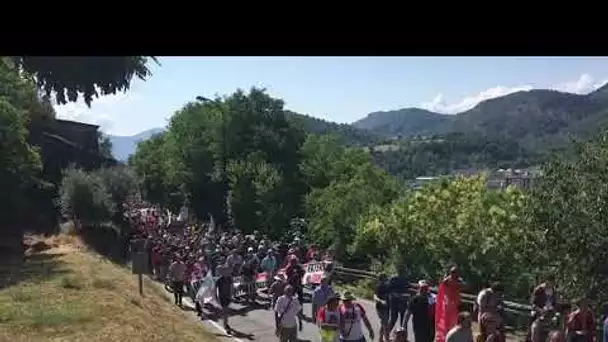 Ambiance à Ainsa où les éleveurs français et espagnols manifestent contre l'ours