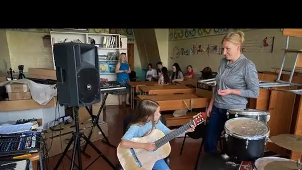 Au milieu des ruines à Borodianka, le chant des enfants pour guérir