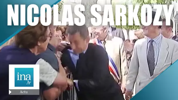 2011 : Nicolas Sarkozy, président de la République, agrippé lors d'un bain de foule | Archive INA