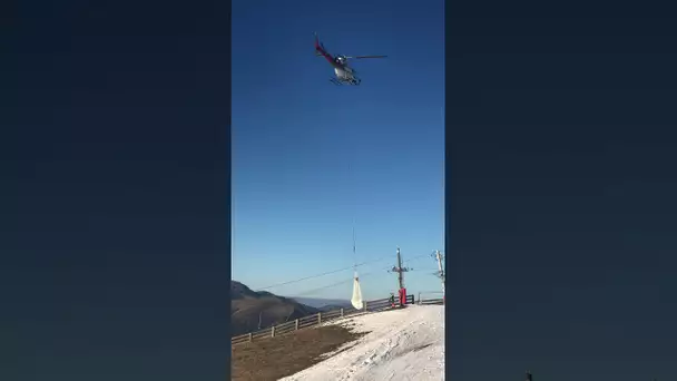 La station de ski de Luchon-Superbagnères apporte de la neige par hélicoptère sur ses pistes