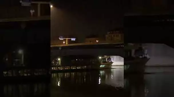Péniche coincée sous un pont