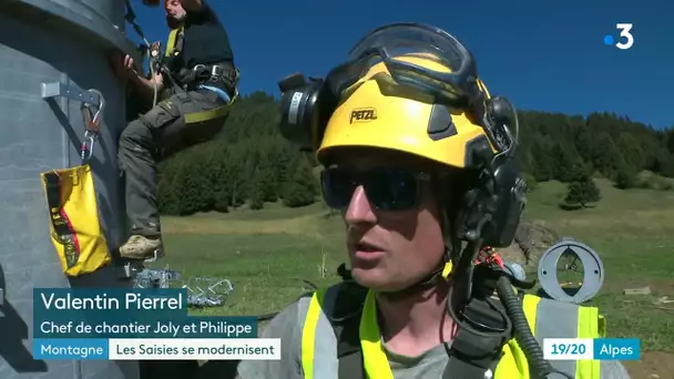 Opération spectaculaire aux Saisies qui met en place une nouvelle télécabine