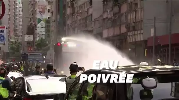 À Hong Kong, la police asperge des manifestants avec un canon à eau