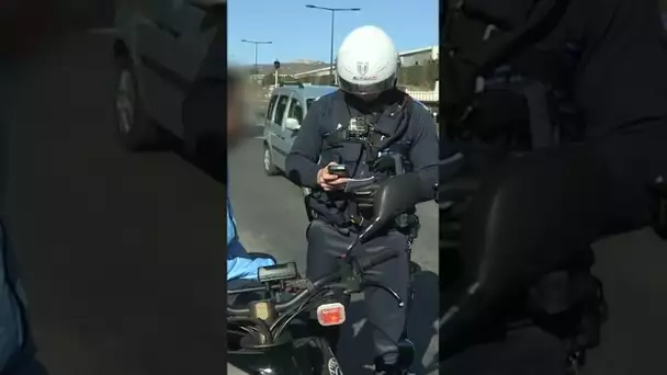Un jeune homme sans casque bégaye face à la police