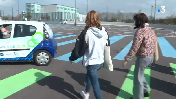 Une voiture du futur présentée à l'université de Valenciennes.