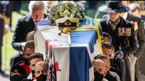 Funérailles du prince Philip : des seins nus en pleine cérémonie... les images qui...